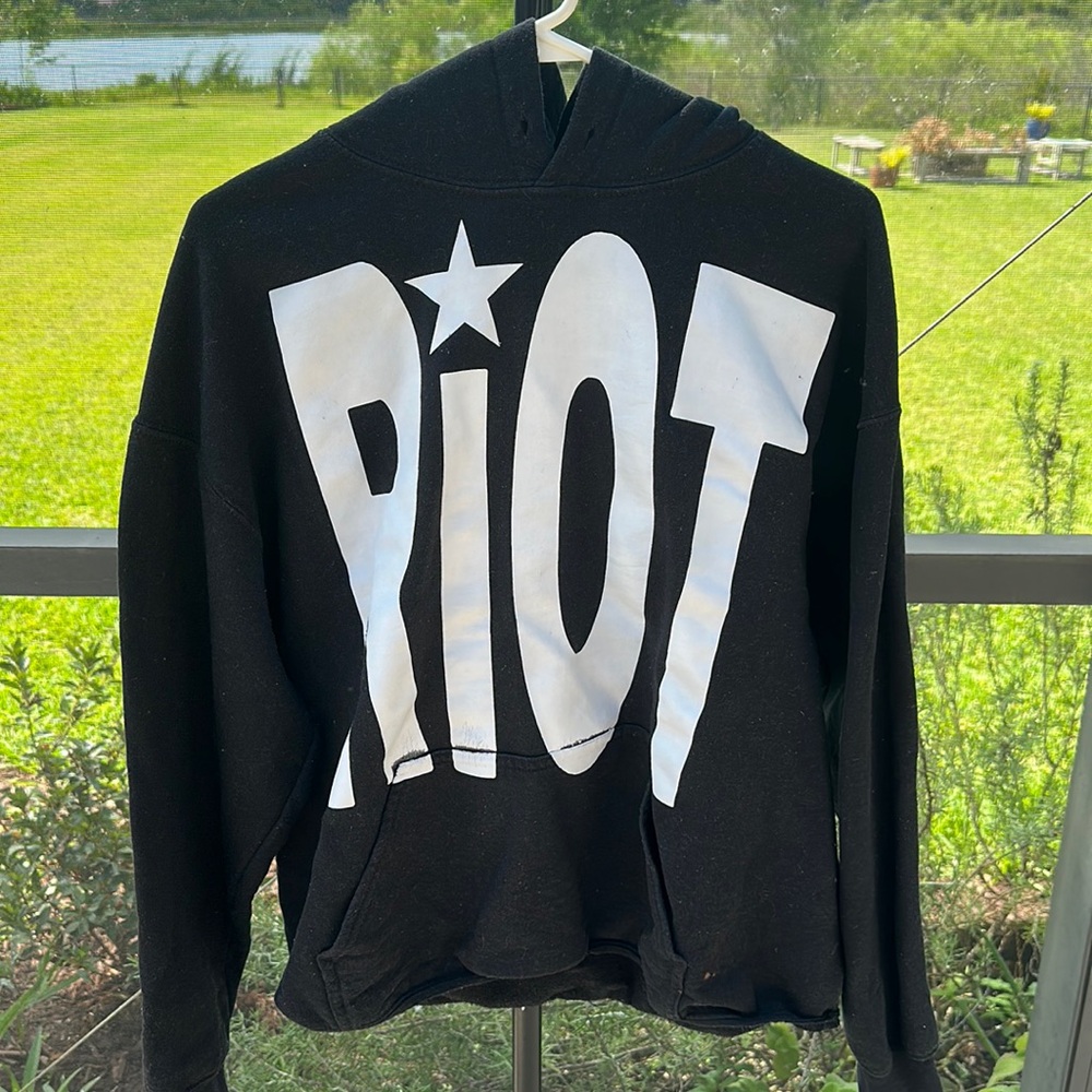 Uvsailles cropped Riot hoodie black and white size large